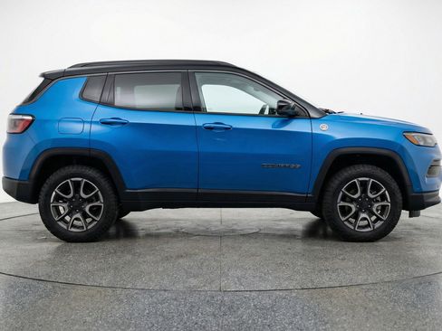 Used 2025 Jeep Compass Trailhawk AWD/4WD image 11