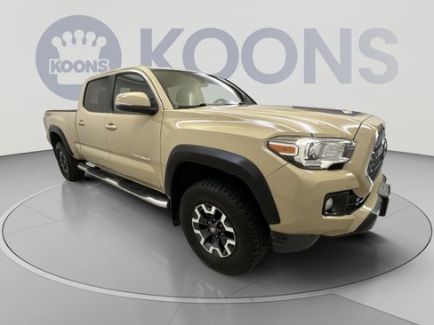 Used 2018 Toyota Tacoma TRD Off-Road w/ Technology Package AWD/4WD image 10