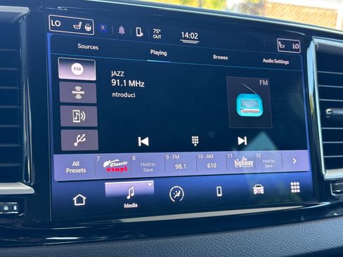 Used 2022 Chrysler Pacifica Touring-L image 19