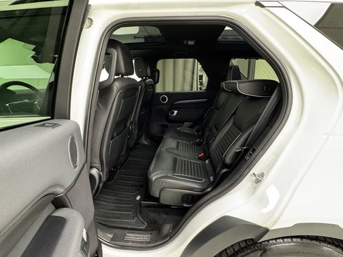 Used 2017 Land Rover Discovery HSE image 12