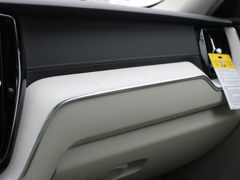 New 2026 Volvo XC60 B5 Ultra w/ Climate Package image 25