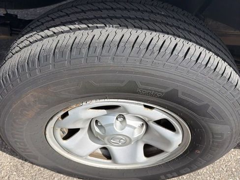 Used 2018 Toyota Tacoma SR w/ SR Convenience Package image 6