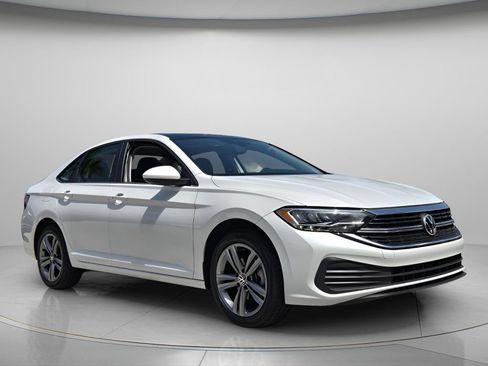Certified 2023 Volkswagen Jetta SE w/ Panoramic Sunroof Package FWD image 8