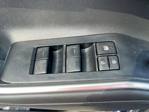 Used 2024 Toyota Highlander XLE FWD image 13