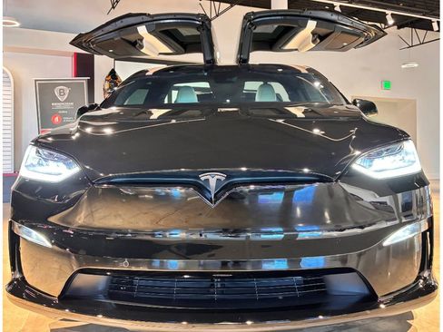 Used 2022 Tesla Model X Plaid image 3