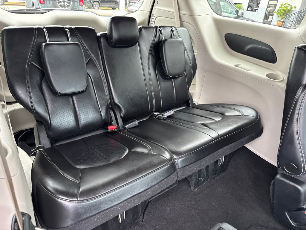 Used 2023 Chrysler Pacifica Touring-L FWD image 15