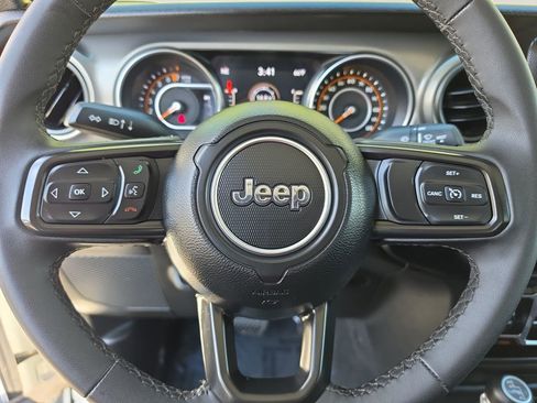 Used 2023 Jeep Gladiator Sport AWD/4WD image 12