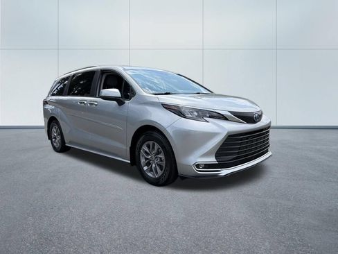 Used 2024 Toyota Sienna XLE AWD/4WD image 4