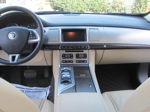 Used 2013 Jaguar XF RWD image 19