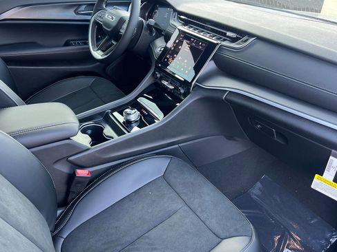 New 2025 Jeep Grand Cherokee Altitude image 14