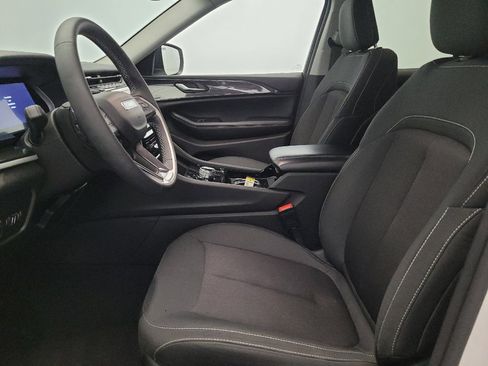 Used 2023 Jeep Grand Cherokee Laredo AWD/4WD image 17