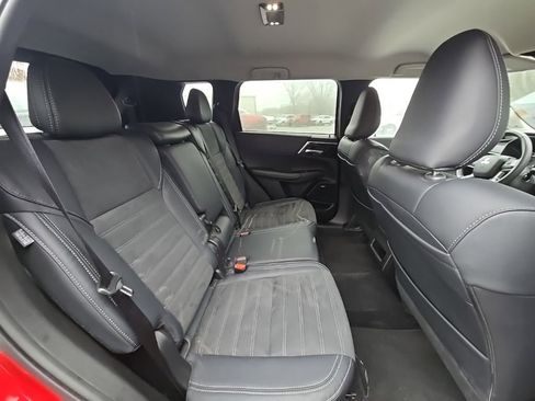 Used 2025 Mitsubishi Outlander SE image 18