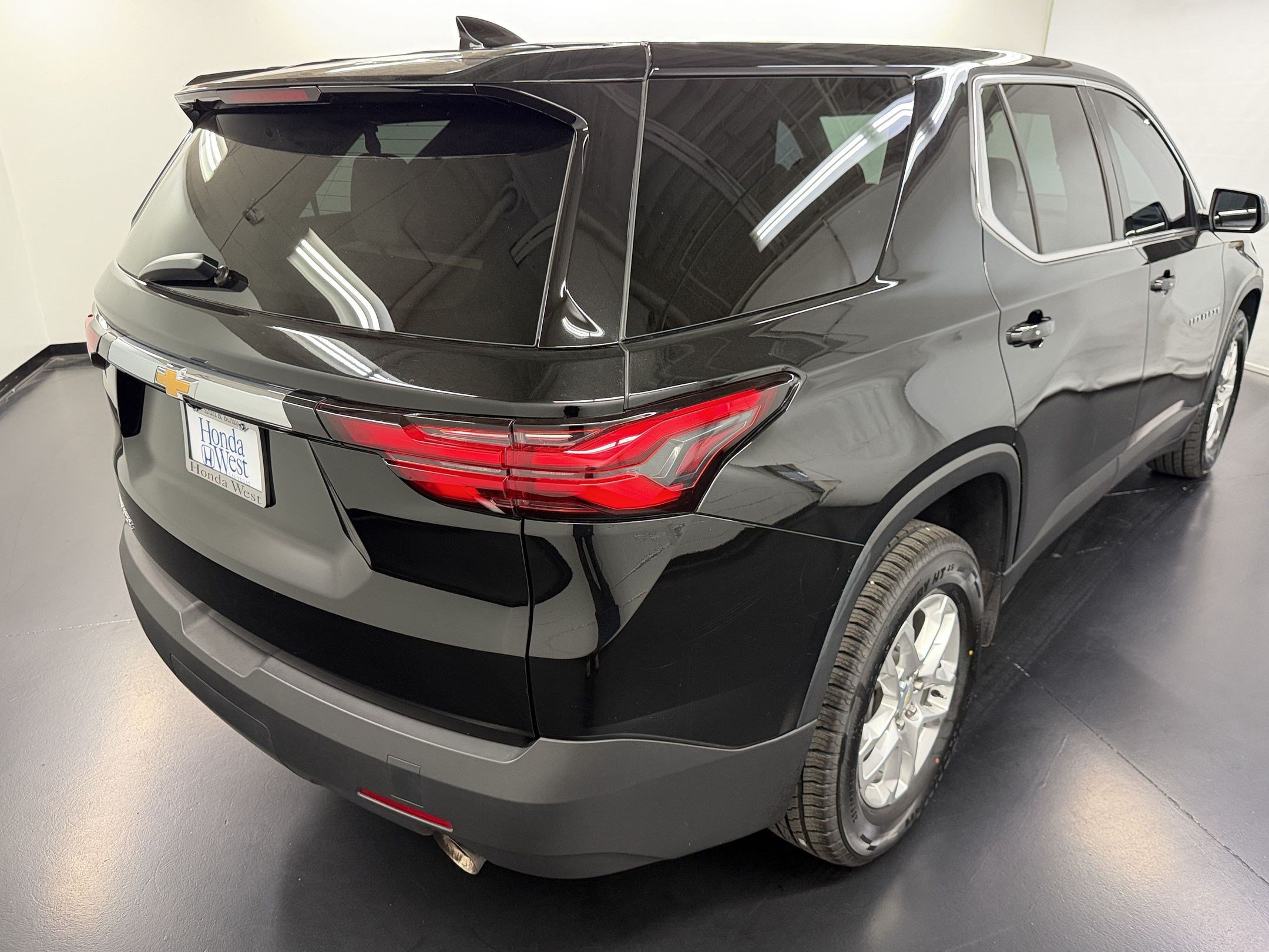 Used 2022 Chevrolet Traverse LS w/ LPO, Cargo Package FWD image 9