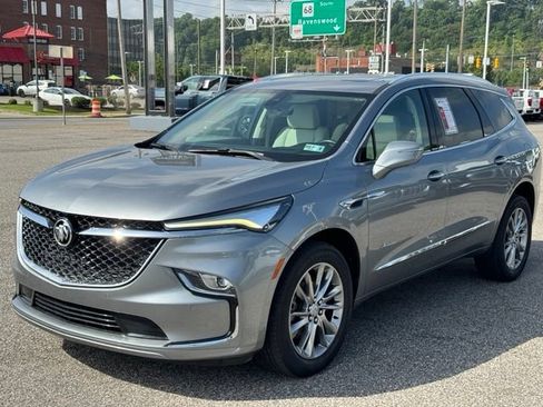 Used 2023 Buick Enclave Avenir AWD/4WD image 2
