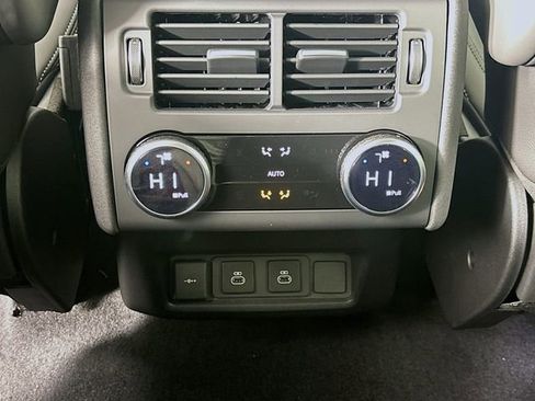 Used 2024 Land Rover Discovery Dynamic SE image 25