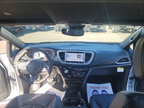 New 2025 Chrysler Pacifica Select image 31