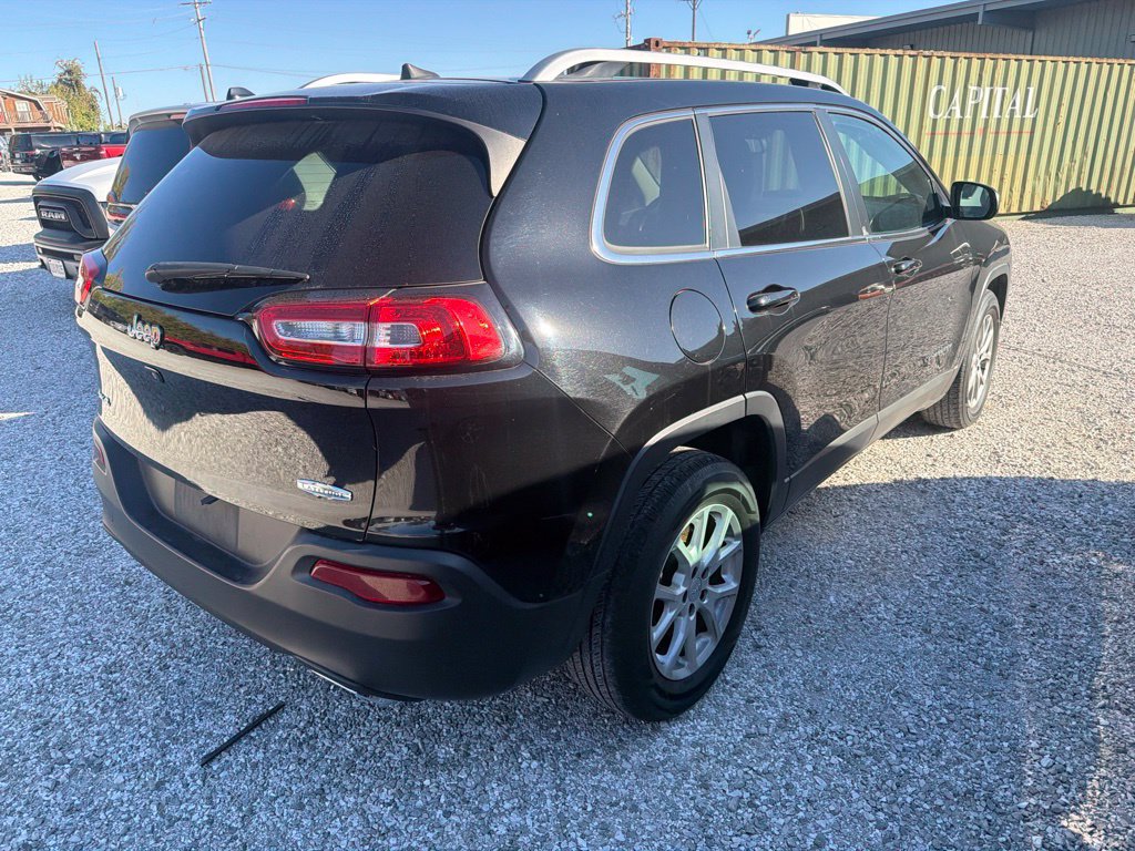Used 2017 Jeep Cherokee Latitude w/ Cold Weather Group AWD/4WD image 5