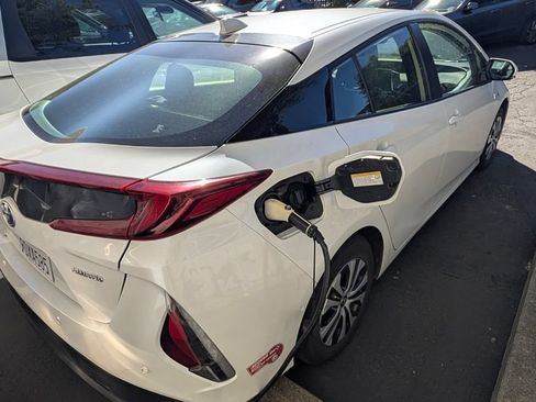 Used 2022 Toyota Prius Prime Limited FWD image 3
