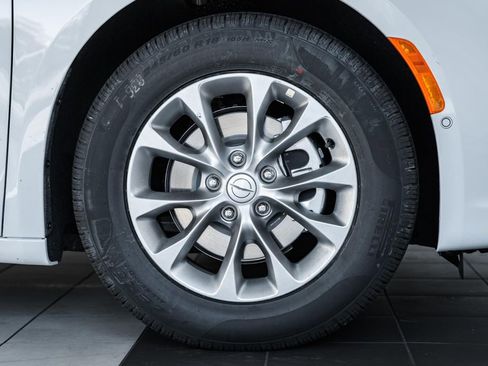 New 2026 Chrysler Pacifica Limited w/ Uconnect Theater Family Group image 17