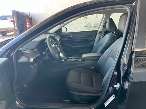 Used 2024 Nissan Altima 2.5 SV FWD image 3