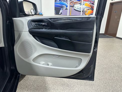 Used 2018 Dodge Grand Caravan SE w/ UConnect Hands-Free Group image 16