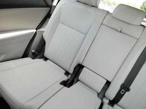 Used 2023 Volkswagen Tiguan SE AWD/4WD image 12
