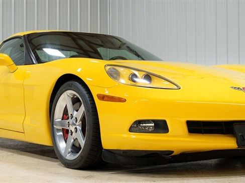 Used 2005 Chevrolet Corvette Coupe w/ Preferred Equipment Group RWD image 18