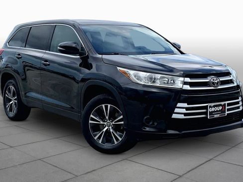Used 2019 Toyota Highlander LE FWD image 3