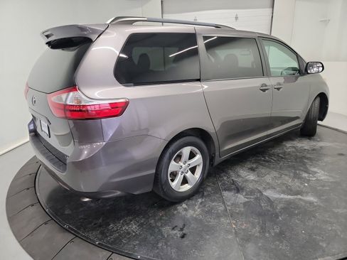 Used 2016 Toyota Sienna LE image 9