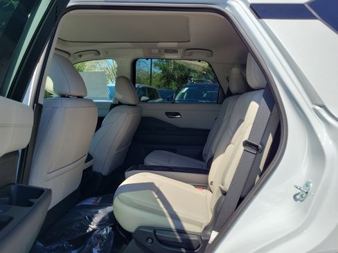 New 2026 Nissan Pathfinder SL FWD image 9
