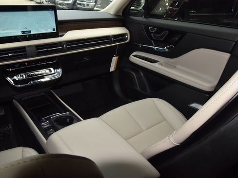New 2026 Lincoln Corsair Grand Touring w/ Jet Appearance Package AWD/4WD image 17