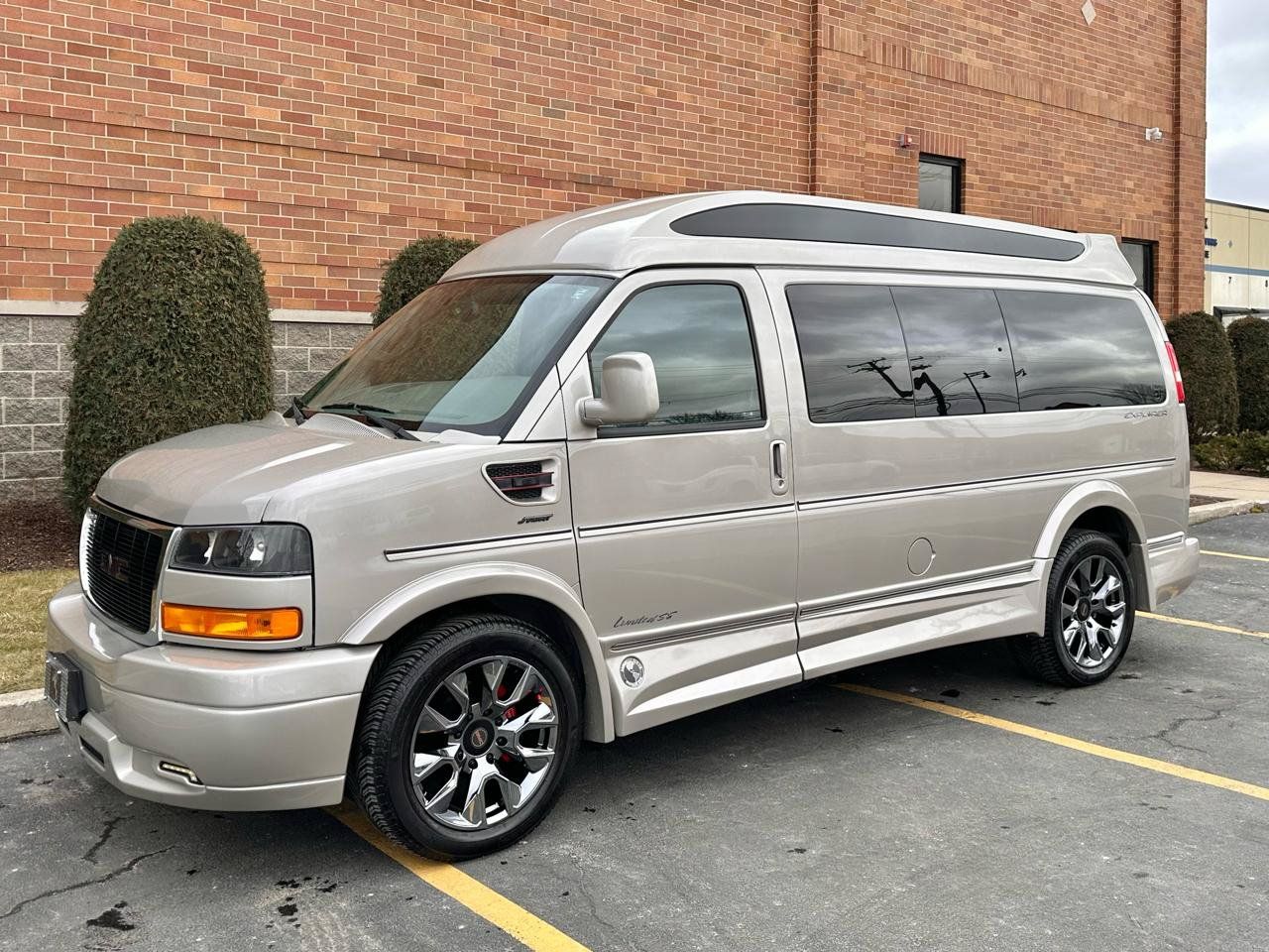 Used 2023 GMC Savana 2500 RWD image 1