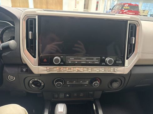 Used 2025 Nissan Frontier SV image 5