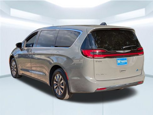 Used 2025 Chrysler Pacifica Select FWD image 4