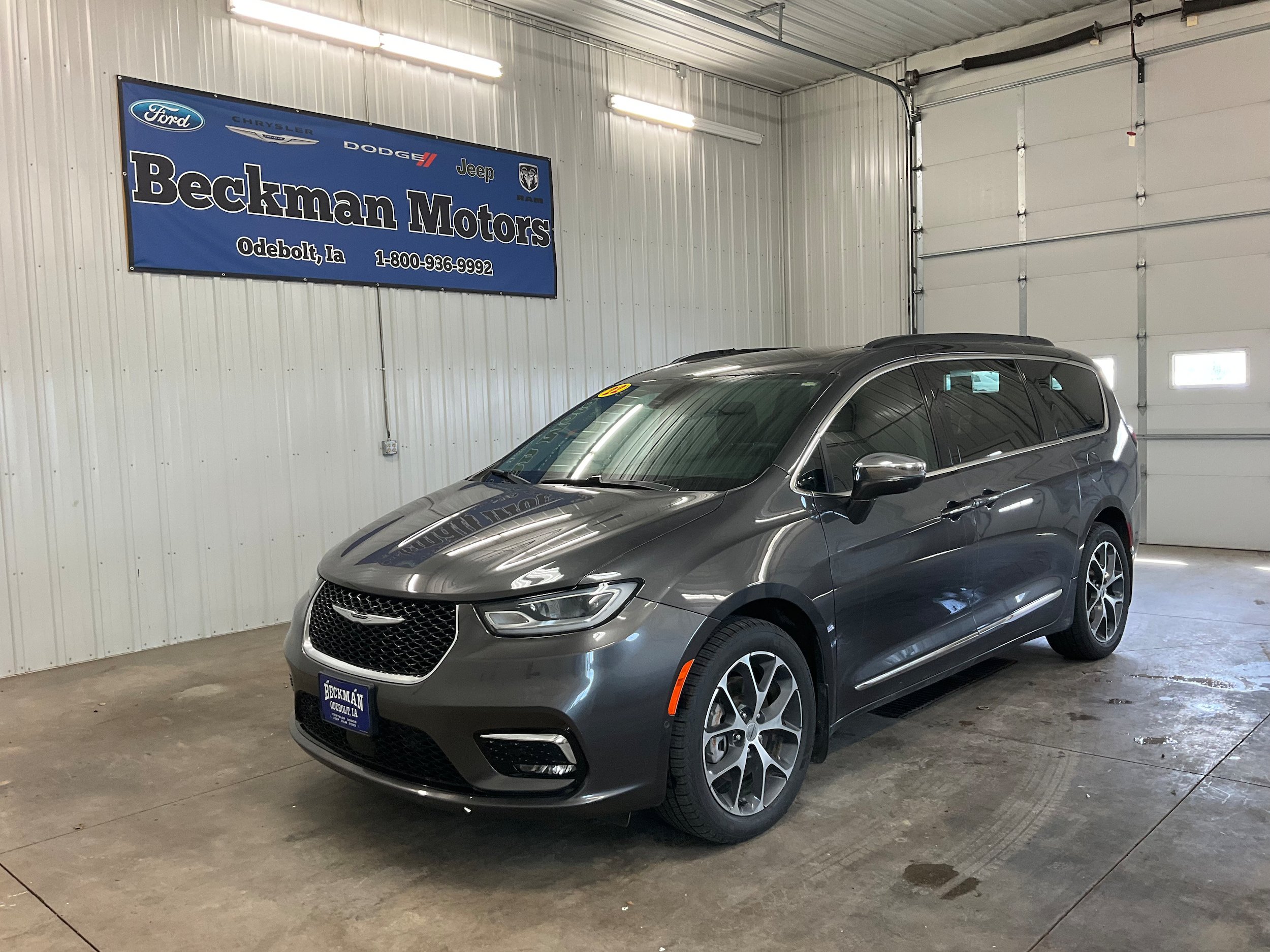 Used 2022 Chrysler Pacifica Limited AWD/4WD image 1