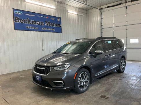 Used 2022 Chrysler Pacifica Limited AWD/4WD image 1
