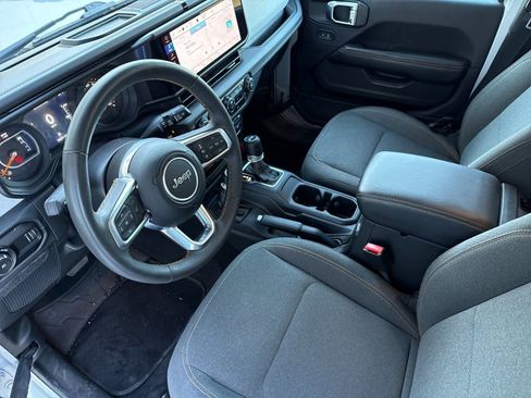 Used 2024 Jeep Wrangler Unlimited Sahara image 9