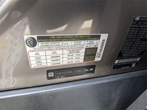 Used 2017 Land Rover Discovery HSE image 17