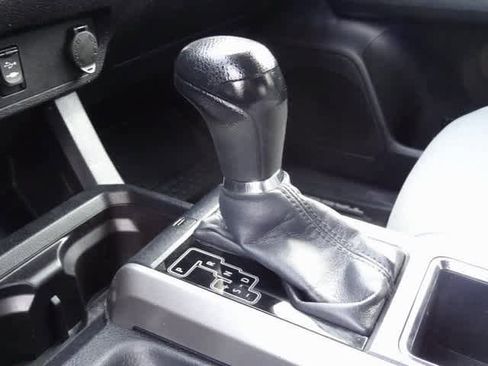 Used 2016 Toyota Tacoma SR5 w/ SR5 Appearance Package (SN) image 15