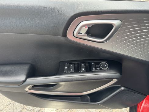 Used 2020 Kia Soul LX FWD image 16