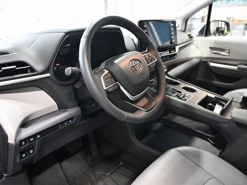 Used 2023 Toyota Sienna XLE image 22