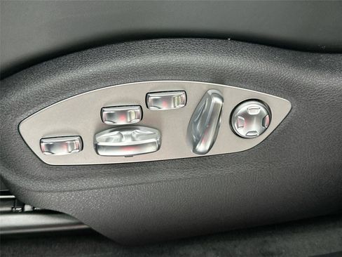 Certified 2026 Porsche Macan AWD/4WD image 32