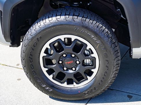 Certified 2025 Toyota Tacoma TRD Off-Road AWD/4WD image 12