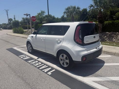 Used 2018 Kia Soul FWD image 3