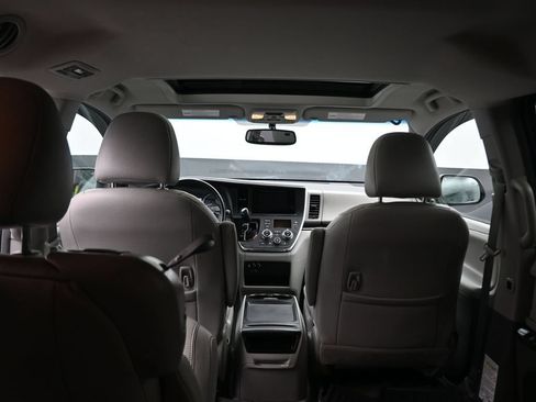 Used 2016 Toyota Sienna XLE FWD image 41