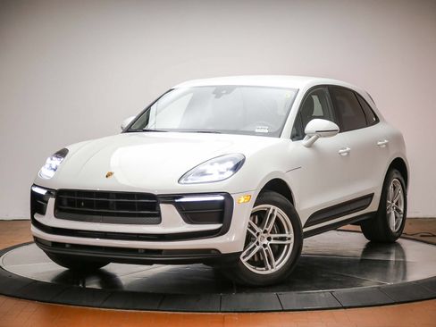 Certified 2022 Porsche Macan AWD/4WD image 1