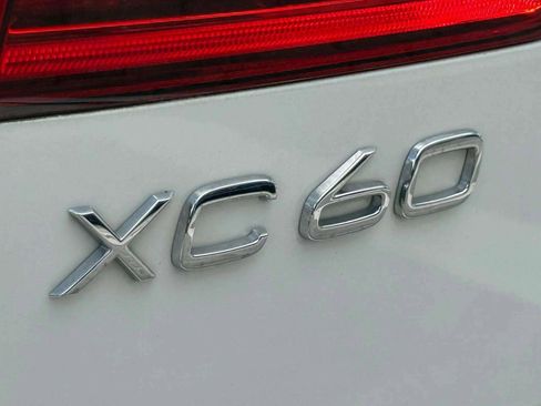 Used 2022 Volvo XC60 B6 R-Design w/ Advanced Package image 23