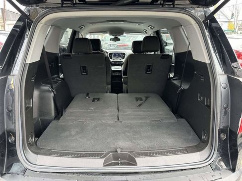 Used 2023 GMC Acadia SLE image 12