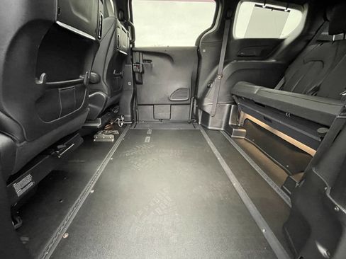 Used 2019 Chrysler Pacifica Touring-L image 34