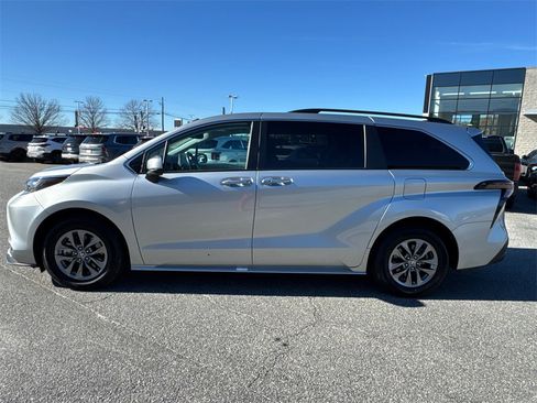 Certified 2023 Toyota Sienna XLE image 6